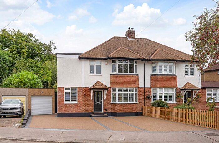 3 Bedroom Semi-Detached House For Sale In Worcester Close, Croydon, CR0