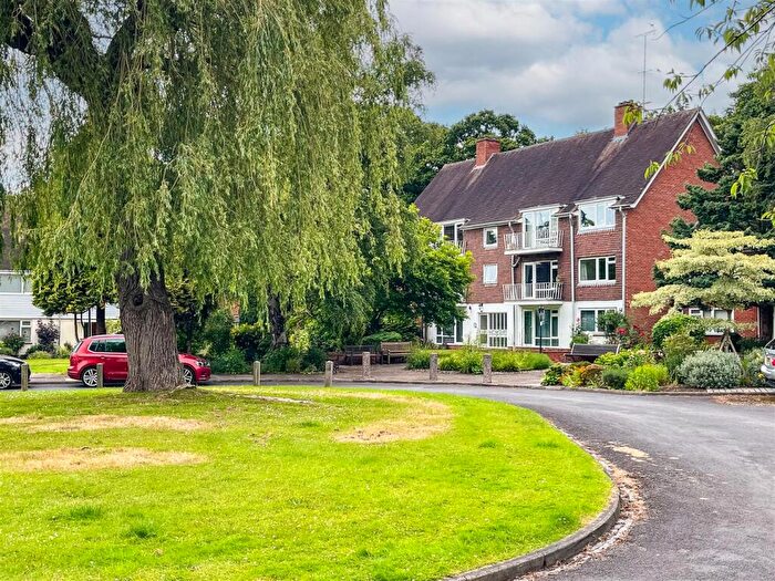 2 Bedroom Flat For Sale In Archery Fields, Off Bridge End, Warwick, CV34
