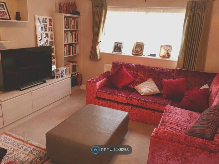 2 Bedroom Flat To Rent In Spencer Close, London, N3