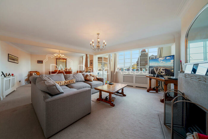 3 Bedroom Apartment To Rent In Cholmeley Park, Highgate, London, N6