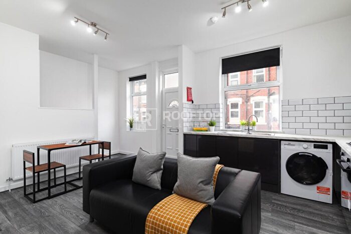 2 Bedroom House To Rent In Lucas Street, Leeds, LS6