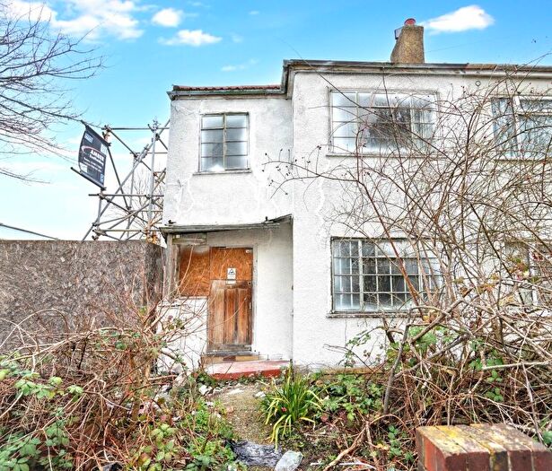 3 Bedroom Semi Detached House For Sale In Berkshire Way, Mitcham, CR4