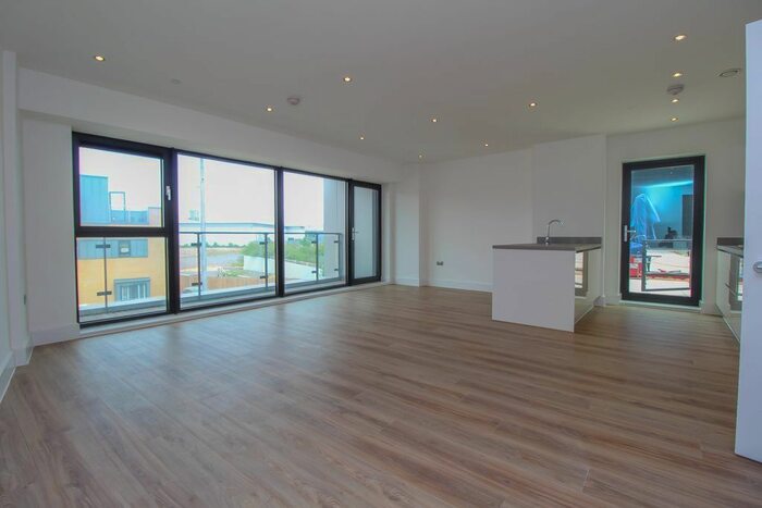 2 Bedroom Flat To Rent In Waterford House, Bayscape, Cardiff Marina, CF11