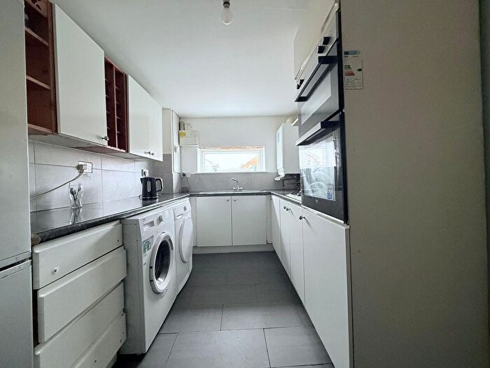 3 Bedroom Flat To Rent In Grangewood Road, Nottingham, NG8