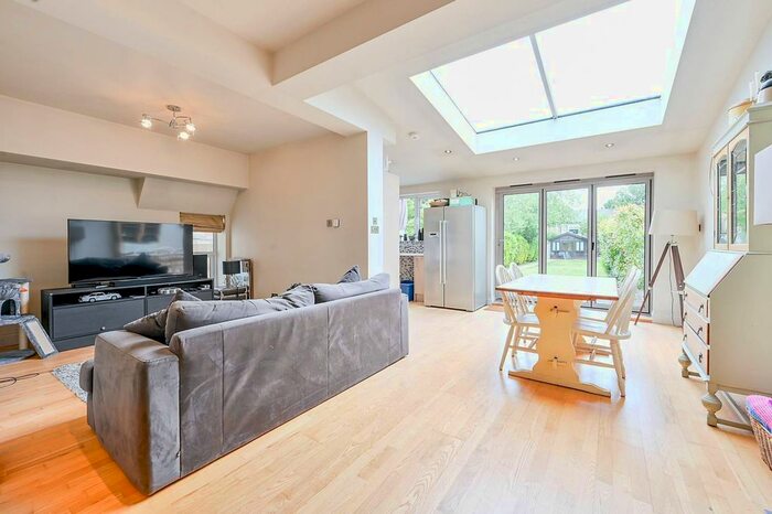 2 Bedroom Flat To Rent In Dukes Avenue, Chiswick, London, W4