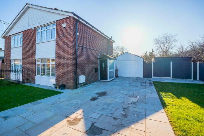 4 Bedroom Semi-Detached House For Sale In Holland Avenue, Canvey Island, SS8