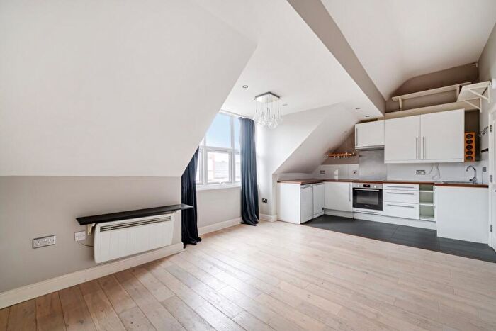 1 Bedroom Apartment To Rent In High Street Weybridge, KT13