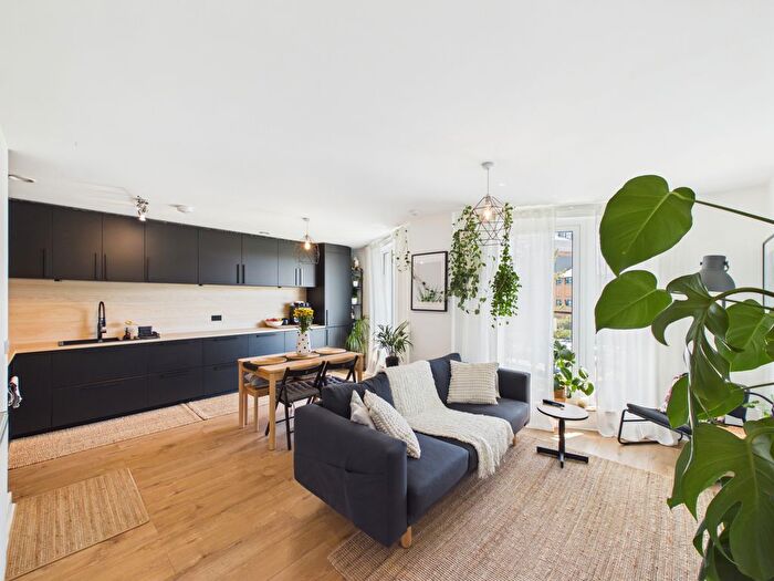 2 Bedroom Flat For Sale In Sapphire Court, Ocean Way, Ocean Village, SO14
