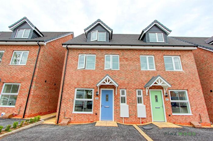 3 Bedroom Semi-Detached House To Rent In Pattison Street, Shuttlewood, S44