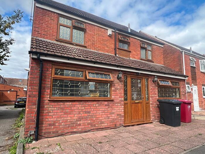 5 Bedroom Detached House To Rent In Rochfords Gardens, Slough, SL2