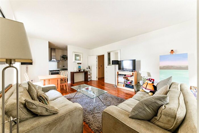 1 Bedroom Apartment To Rent In South Quay Square, Canary Wharf, London, E14