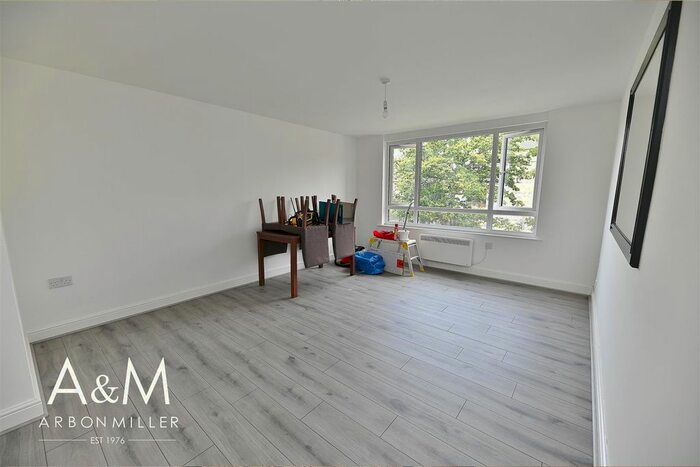 2 Bedroom Flat To Rent In Victoria Road, Gidea Park, Romford, RM1