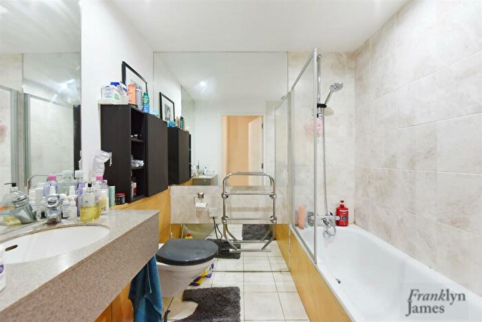 1 Bedroom Flat For Sale In Adriatic Building, Narrow Street, London, E14