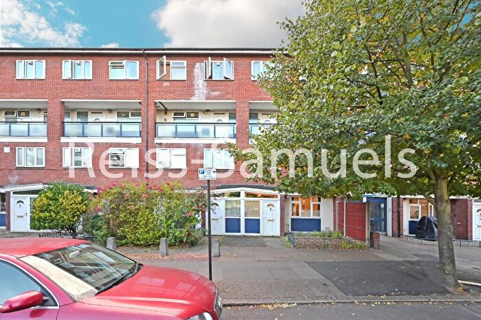 4 Bedroom Maisonette To Rent In Cooks Road, Kennington, Southwark, London, SE17