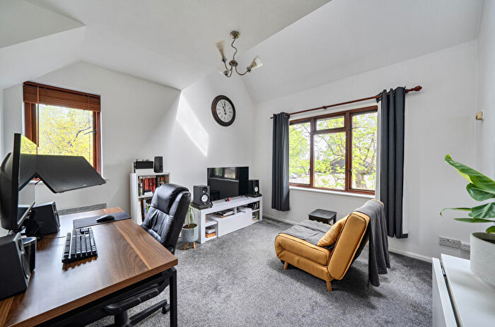 1 Bedroom Apartment For Sale In Templecombe Mews, Oriental Road, Woking, GU22