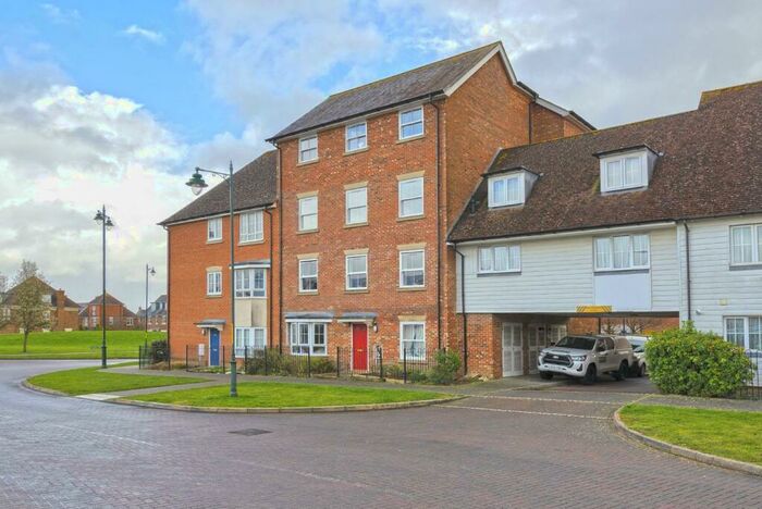 2 Bedroom Flat To Rent In Fortune Way, Kings Hill, ME19