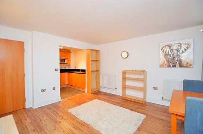 1 Bedroom Apartment To Rent In Canary Central, London, E14