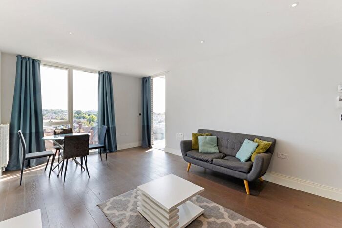 2 Bedroom Flat For Sale In Queenshurst Square, Kingston Upon Thames, KT2