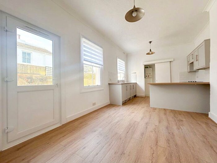 2 Bedroom Flat To Rent In Westbourne Gardens, Hove, BN3