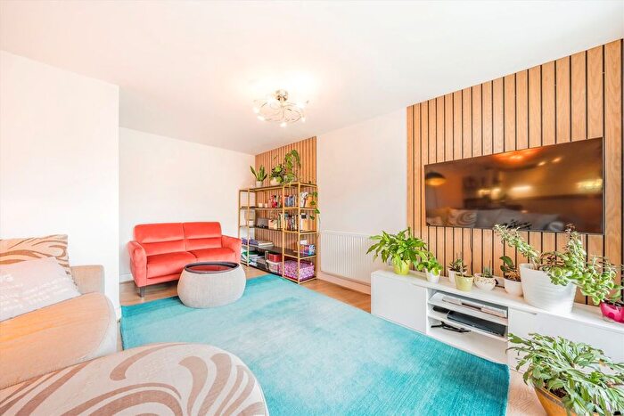 3 Bedroom Flat To Rent In St. Georges Grove, London, SW17