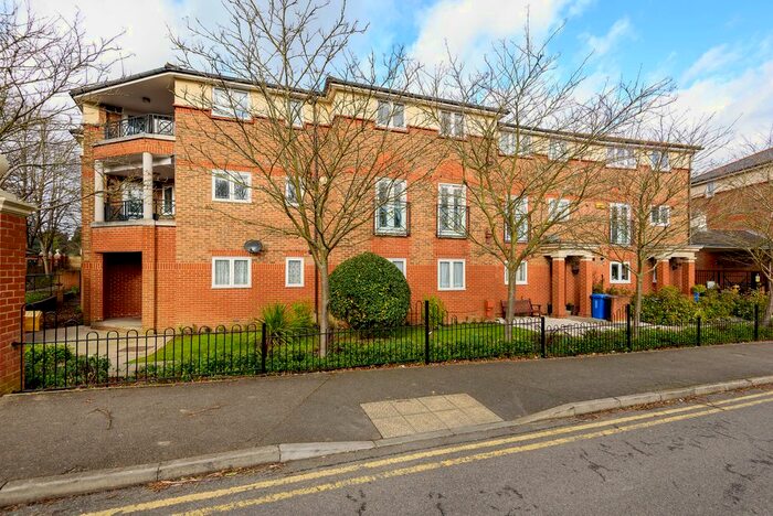 3 Bedroom Flat To Rent In Chaucer Close, Windsor, SL4