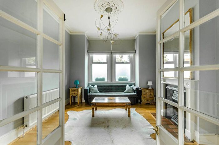 2 Bedroom Flat To Rent In Mill Hill Road, Acton, London, W3