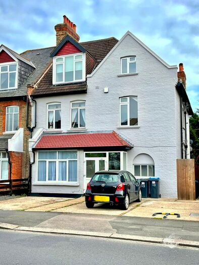 2 Bedroom Flat To Rent In Queens Road, London, SW19