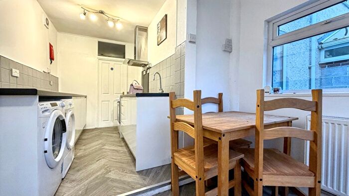 4 Bedroom Semi-Detached House To Rent In Whiteway Road, Bristol, BS5
