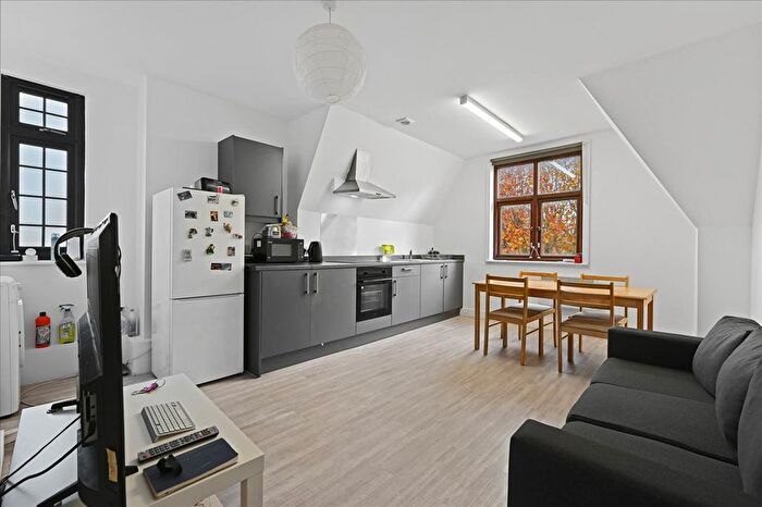 4 Bedroom Flat To Rent In Villiers Road, Willesden Green, NW2