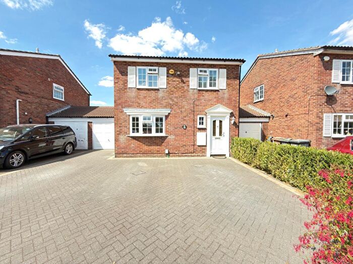4 Bedroom Link Detached House For Sale In Raynham Way, Wigmore, Luton, Bedfordshire, LU2