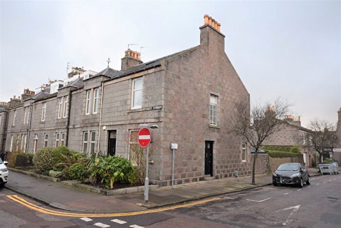 3 Bedroom Flat To Rent In Hartington Road, West End, Aberdeen, AB10