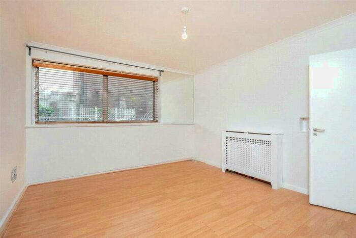 2 Bedroom Apartment To Rent In Parkgate Road, Battersea, London, SW11