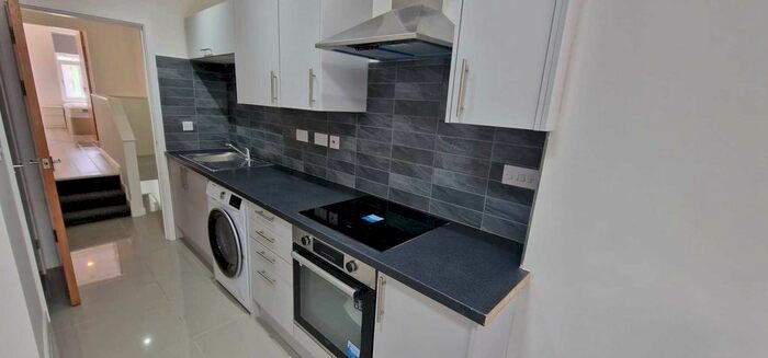 3 Bedroom Flat To Rent In Colum Place, Cardiff, CF10