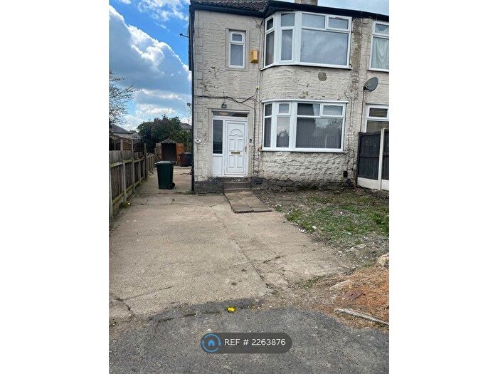 3 Bedroom Semi-Detached House To Rent In Larch Hill, Bradford, BD6