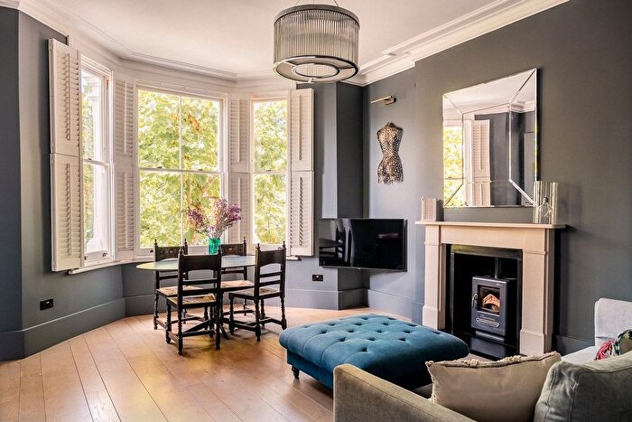 2 Bedroom Flat For Sale In St Quintin Avenue, North Kensington, London, W10