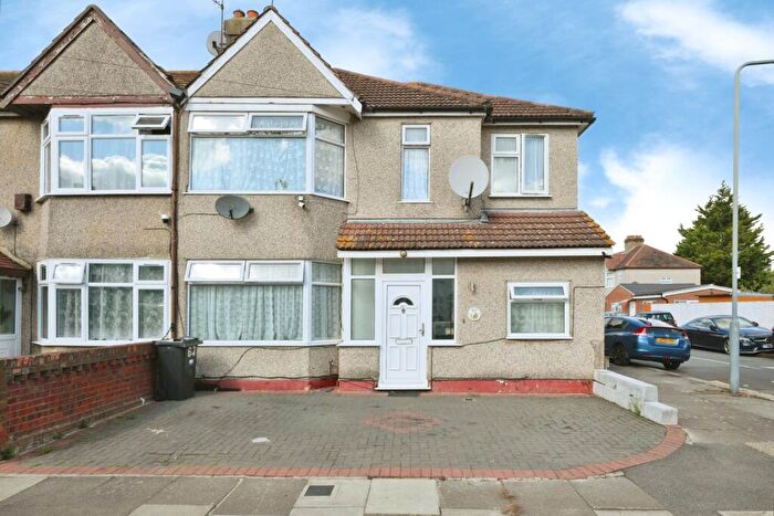 5 Bedroom End Of Terrace House For Sale In Trelawney Road, Ilford, IG6