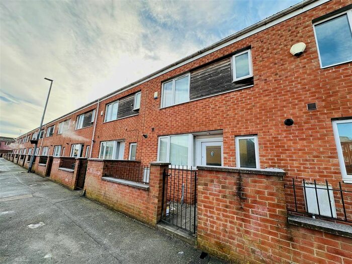 3 Bedroom Terraced House To Rent In Shakespeare Walk, Manchester, M13