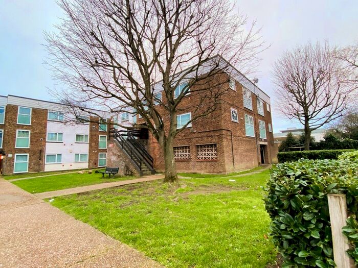 2 Bedroom Flat To Rent In Pine Tree Close, Hounslow, TW5