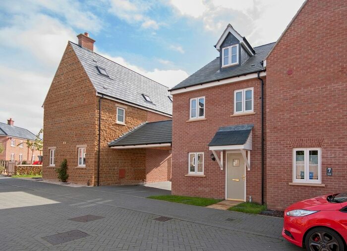 3 Bedroom Town House To Rent In Oak Farm Close, Milcombe, Banbury, OX15