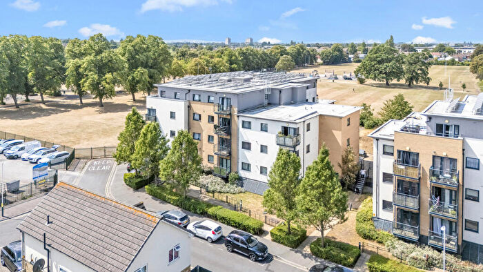 1 Bedroom Apartment For Sale In Cottons Approach, Romford, RM7