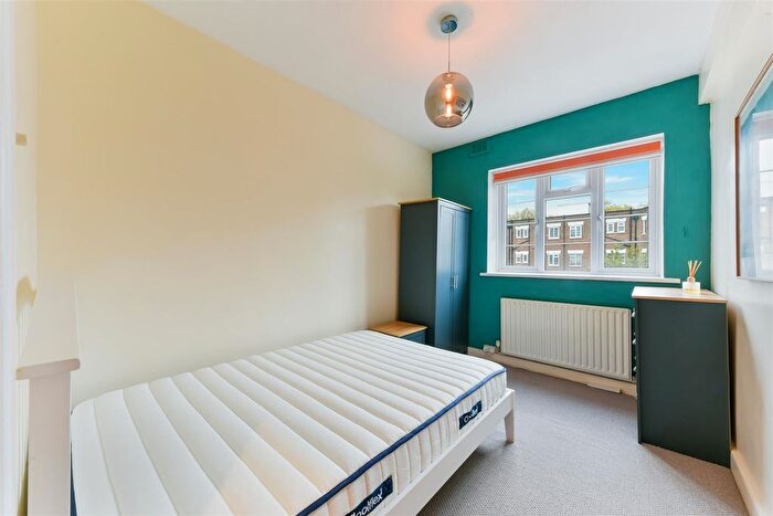 2 Bedroom Flat To Rent In Bushey Road, Raynes Park, SW20