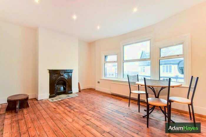 3 Bedroom Apartment To Rent In Ballards Lane, North Finchley, N12