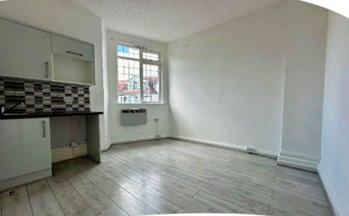 Studio To Rent In Palmeira Avenue, Westcliff-On-Sea, Essex, SS0