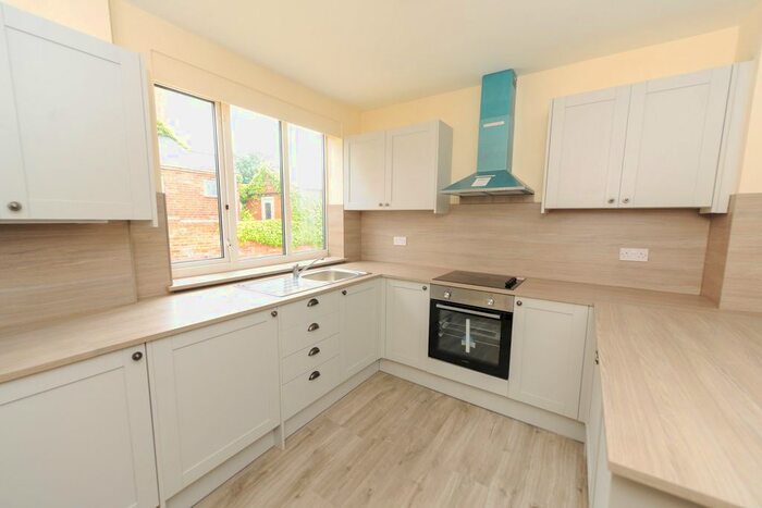 4 Bedroom Semi-Detached House To Rent In Station Road, Brimington S43