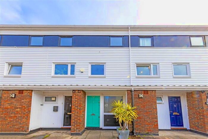 2 Bedroom Maisonette To Rent In Goldman Close, London, E2