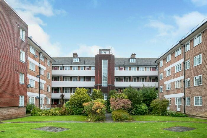 2 Bedroom Apartment To Rent In Bishopric Court, Horsham, RH12