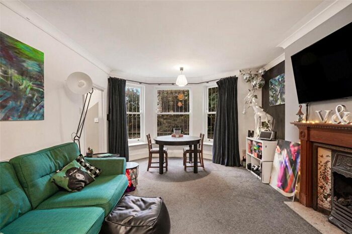 2 Bedroom Apartment For Sale In Hillmarton Road, London, N7