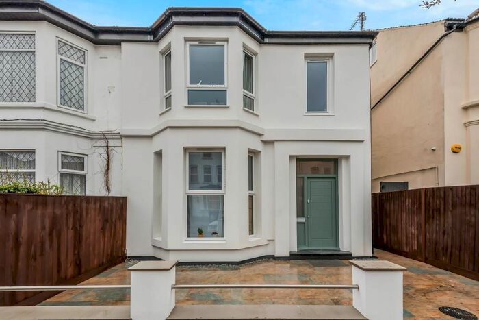 2 Bedroom Flat To Rent In Station Road, London, N3