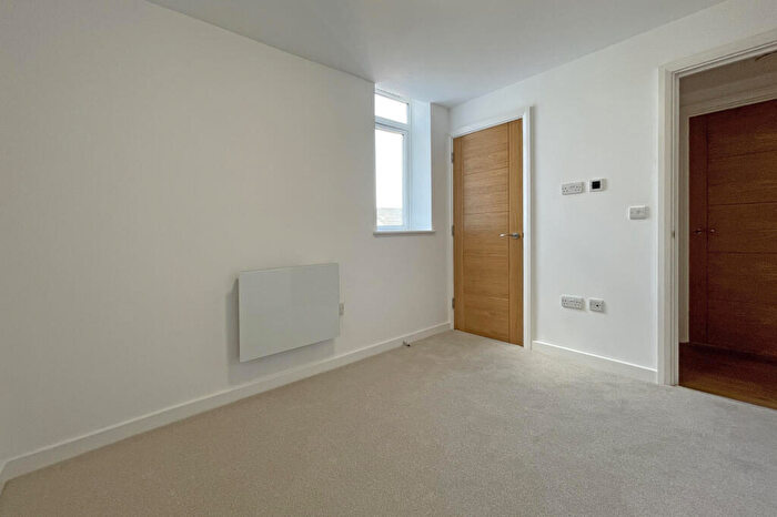 1 Bedroom Flat For Sale In East Street, Epsom, KT17