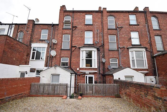 2 Bedroom Flat To Rent In College Grove View, Wakefield, WF1